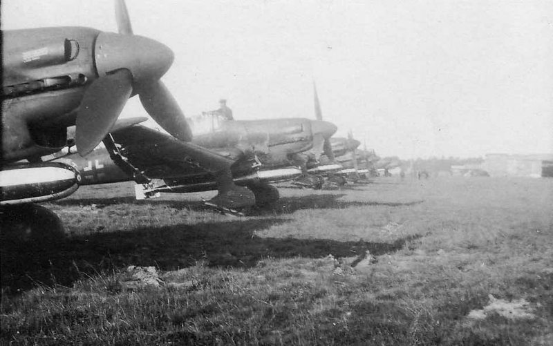 Torpedo_planes_Junkers_Ju_87_Stuka_on_grass_airfield.thumb.jpg.975c2f2fa3b952a36fb100573b54ef82.jpg