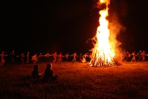 300px-Ivan_Kupala_Day_in_Serebryany_bor_2017_67.jpg.9522f73839125dcf25817647274b8b18.jpg