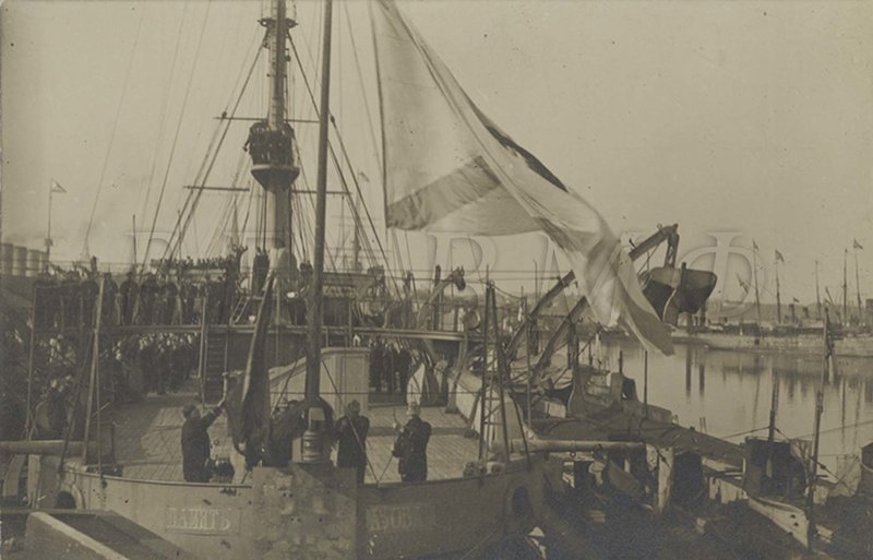 1917 г.Спуск Андреевского флага и подъём флага красного на кормовом флагштоке плавбазы подводных лодок «Память Азова» - копия.jpg