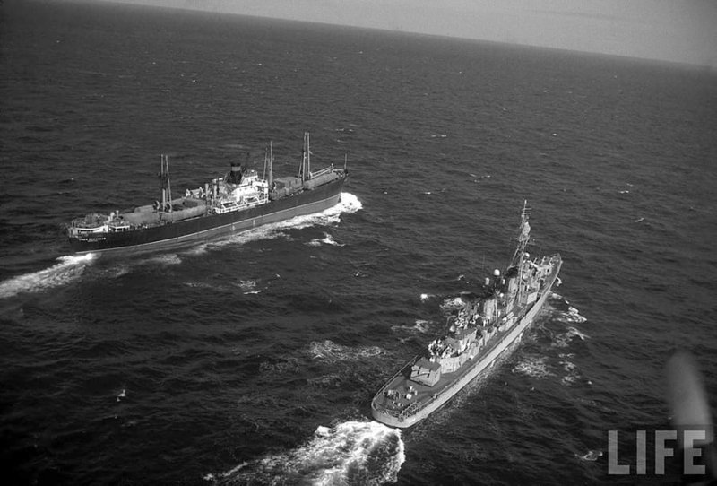 тх И Ползунов вывозит ракеты с Кубы сопр USS Vesole 1962.jpg