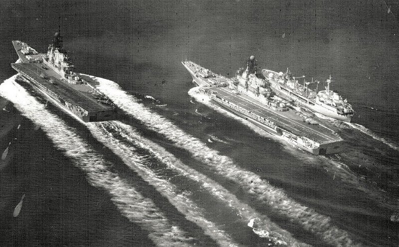 встреча ТАКР Минск пр 1143 с ТАКР Новороссийск 1984 г.jpg