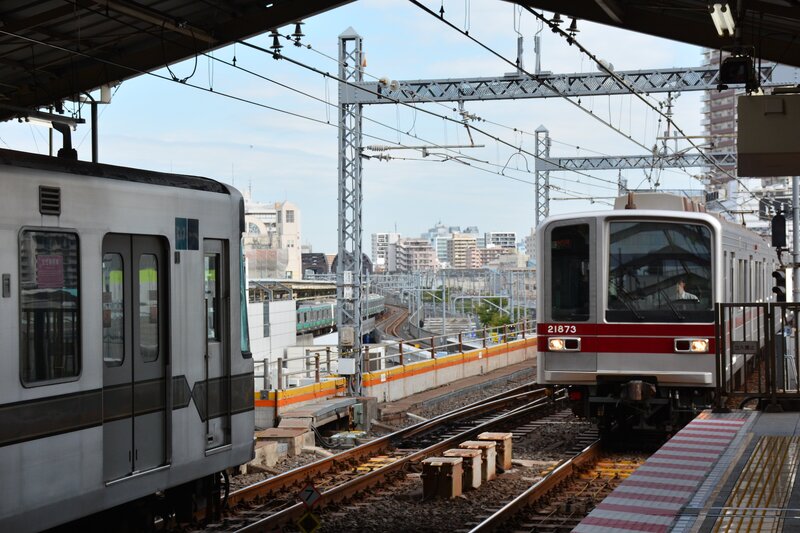 Tokyo_Metro_03_and_Tobu_21873_at_Minami-Senju_Sta_2016-10-07.jpg