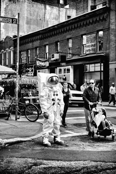 na-ulitse-zamechen-kosmonavt-sokho-n-yu-jork-2015-fotograf-fil-penman_large.thumb.jpg.11cf26aa81654944ac246710f7c5551f.jpg