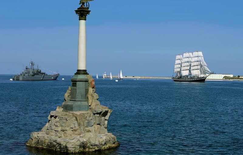 sevastopol-pamiatnik-zatoplennym-korabliam-bukhta.jpg